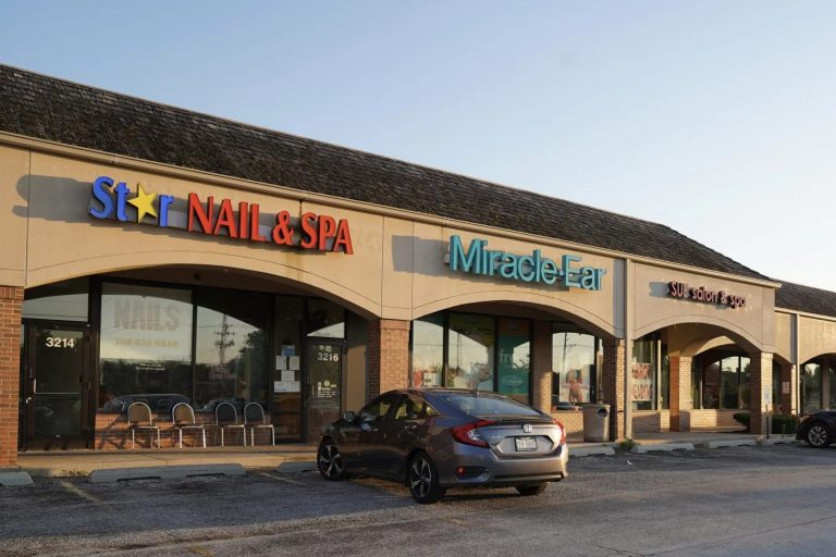 Butterfield Plaza shopping center sa Illinois na pag-aari ng Chicago TREND