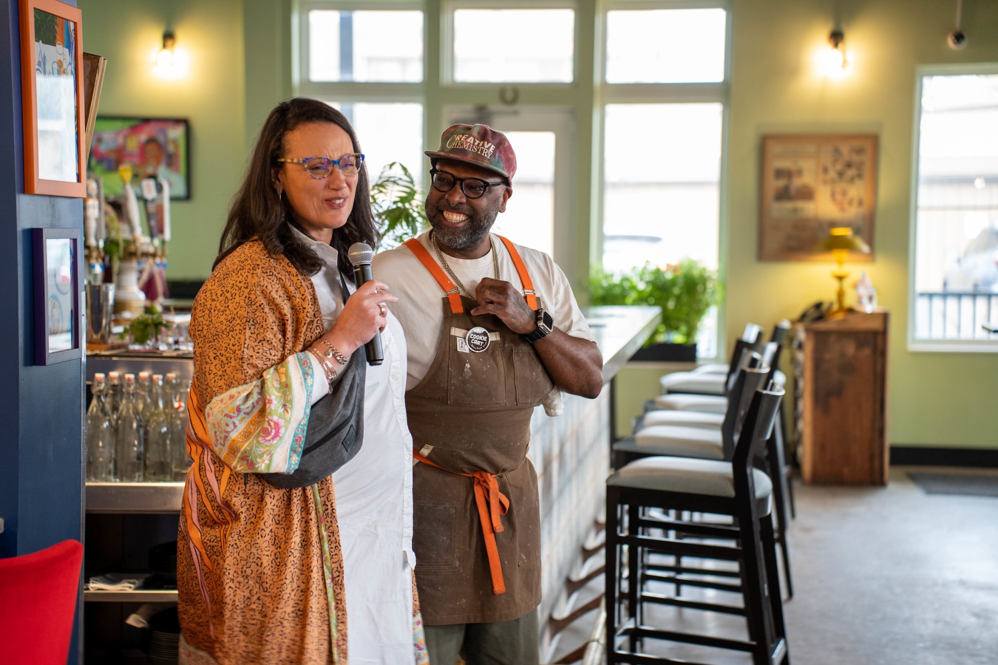 Madaxwaynaha McKnight Tonya Allen ayaa ku soo bandhigaya fikradeeda ka hor casho ka hor makhaayadda St. Joseph Krewe, oo ah makhaayadda Creole ee New Orleans ee ay leeyihiin Mateo Mackbee iyo Erin Lucas. Amaah ka timid Hay'adda Initiative Foundation, oo ah lammaane deeq bixiye McKnight, ayaa taageertay furitaanka makhaayadda iyo roodhida ku dhow, Bur & Ubax. Mackbee waxay u adeegtaa Guddiga Aaminaada ee Mu'asasada Initiative. “Guusha Minnesota waxa ay nooga baahan tahay dhammaanteen in aan aqbalno kala duwanaanshaha hodanka ah ee gobolkeena. Mar kasta oo aan dadka ugu soo dhawaano, ayaa isbeddel badan aan sameyn karnaa si qof kasta oo reer Minnesota ah uu u horumaro,” ayuu yiri Allen.