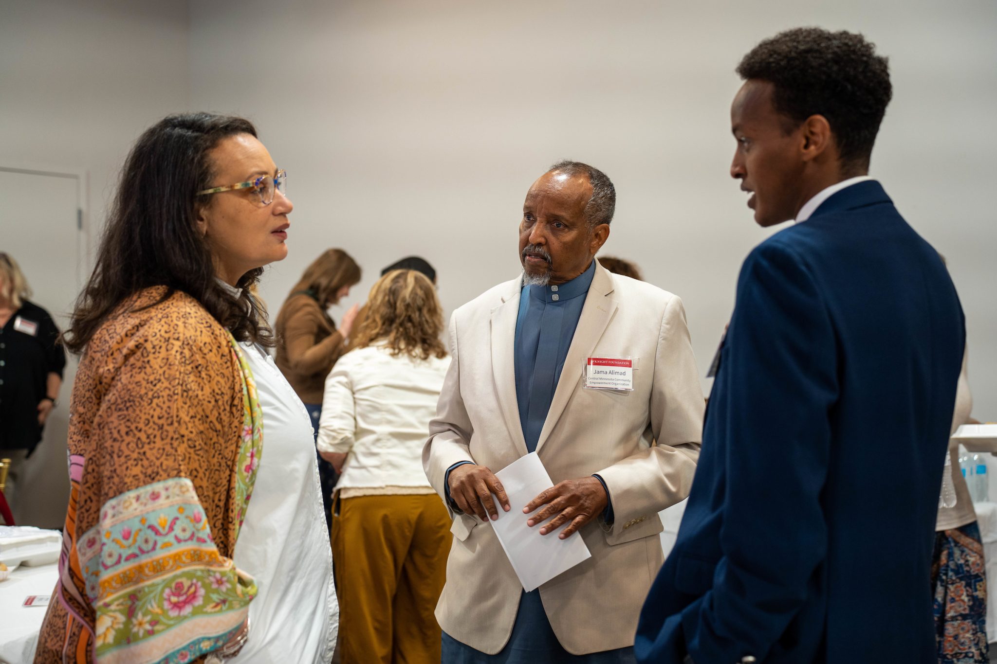 Sawirka, bidix ilaa midig: madaxweynaha McKnight Tonya Allen, odayga beesha Jama Alimed, iyo madaxa fulinta ee Ururka Awoodgelinta Bulshada ee Bartamaha Minnesota Shirwa Aadan. "Tani waa fursad lagu weydiiyo bulshada haddii waxa aan sameyneyno ay dhab ahaantii waxtar leeyihiin, ama ay waxyeelleynayaan," Allen wuxuu ka tarjumay shirkii St. Cloud.
